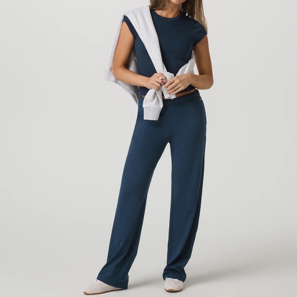 Vuori Halo Modern Straight Leg Pant - Short size Medium